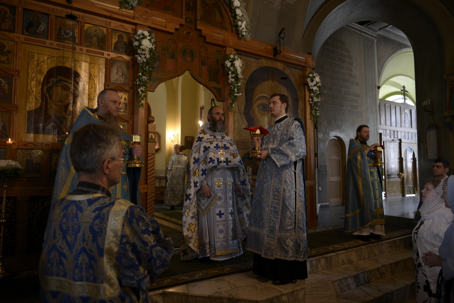 Храм благовещения пресвятой богородицы в петровском парке фото внутри