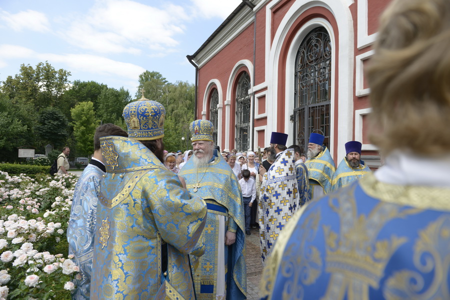 Благовещение богородицы в федосьино. Храм Благовещения Пресвятой Богородицы в Петровском парке. Храм Благовещения Пресвятой Богородицы в Петровском парке святыни. Иконы в храме Благовещения в Петровском парке.