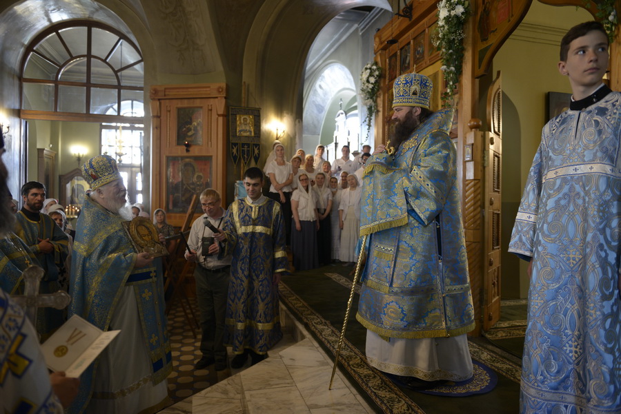 Богослужения храм георгия победоносца. Храм Благовещения Пресвятой Богородицы в Петровском парке внутри. Клир храма Благовещения в Петровском парке. Алтарник храма Благовещения Пресвятой Богородицы в Петровском парке. Иерей Моисей храм Благовещения в Петровском парке.